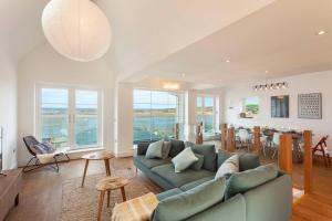 salon z kanapą i jadalnią w obiekcie Appledore home with panoramic estuary view w mieście Appledore