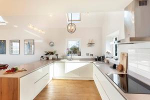 Appledore home with panoramic estuary view tesisinde mutfak veya mini mutfak