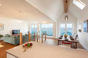 kuchnia i salon z widokiem na ocean w obiekcie Appledore home with panoramic estuary view w mieście Appledore