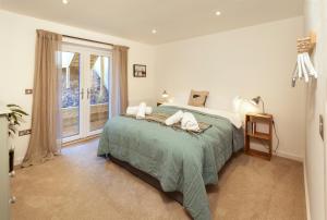 sypialnia z łóżkiem i dużym oknem w obiekcie Appledore home with panoramic estuary view w mieście Appledore