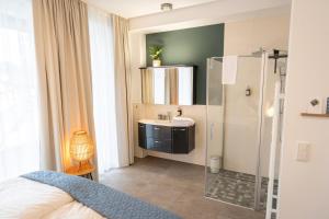 Koupelna v ubytování Residenz - Sturmfrei - Terrasse - Sauna - Parkplatz + 37 fotografií