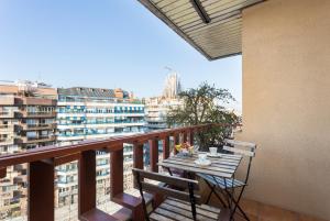 einen Balkon mit einem Tisch und Stühlen sowie Aussicht in der Unterkunft The Best Barcelona in Barcelona