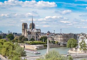 uitzicht op een stad met een rivier en gebouwen bij Appartement 4 personnes au centre Paris - Chatelet in Parijs