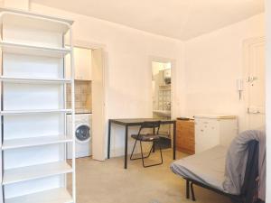 een kamer met een bureau en een tafel in een kamer bij Appartement 4 personnes au centre Paris - Chatelet in Parijs