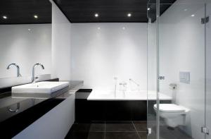 スネークにあるヴァン デル ヴァルク ホテル スニークのバスルーム(トイレ、洗面台、シャワー付)