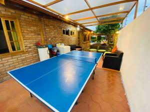 a blue ping pong table in a living room at Alegre villa con piscina para uso familiar de 3 dormitorios in Paute
