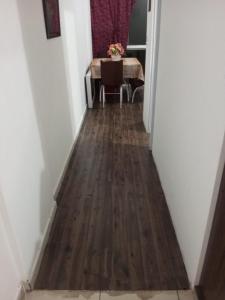 a hallway with a wooden floor and a table at Apartamento no Pelourinho in Salvador