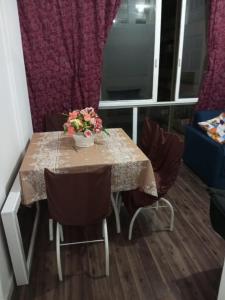 une table avec un vase de fleurs sur elle dans l'établissement Apartamento no Pelourinho, à Salvador