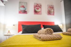 a bed with two pillows on top of it at DORMIR EN VILLE - À 450 m du centre historique in Quimper