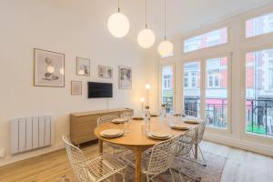 uma grande sala de jantar com mesa e cadeiras em 5-bedroom house in the centre of Lille. em Lille