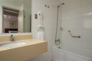 a bathroom with a sink and a shower at Teclados Hotel in Santiago
