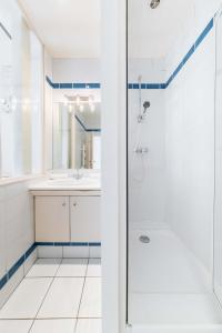 La salle de bains est pourvue d'une douche et d'un lavabo. dans l'établissement Appartement Paisible Proximité des Halle - 4P, à Paris