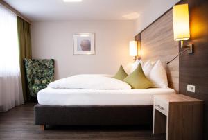 A bed or beds in a room at Hotel Sonnegg