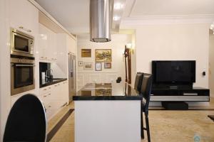 グダニスクにあるLarge and Luxury 3city Apartment in Gdańsk with Two Balconies by Noclegi Rentersのキッチン(テーブル、椅子、テレビ付) +10枚の写真