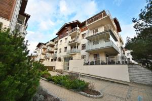 グダニスクにあるLarge and Luxury 3city Apartment in Gdańsk with Two Balconies by Noclegi Rentersの側面にバルコニーがあるアパート