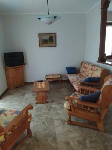 een woonkamer met een bank en een tafel bij APPARTAMENTO ACERO ROSSO 