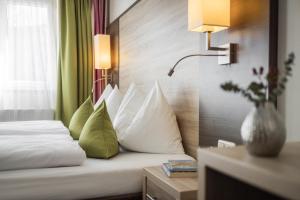 A bed or beds in a room at Hotel Sonnegg