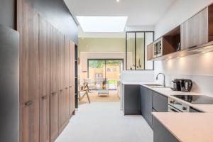 Η κουζίνα ή μικρή κουζίνα στο 3 bedroom house with garden, free parking +30 φωτογραφίες