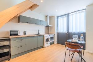 Kuchyň nebo kuchyňský kout v ubytování Duplex apartment in the heart of Wambrechies