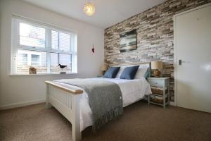 Postel nebo postele na pokoji v ubytování Beach Front Apartment in Tywyn