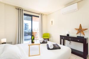 - une chambre avec un lit, un bureau et une fenêtre dans l'établissement Balcon los Gigantes Beautiful, à Puerto de Santiago