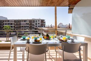 - une table avec de la nourriture sur le balcon dans l'établissement Balcon los Gigantes Beautiful, à Puerto de Santiago