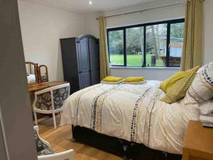 ein Schlafzimmer mit einem Bett und einem Fenster in der Unterkunft Hendrix’s cottage in Lincoln