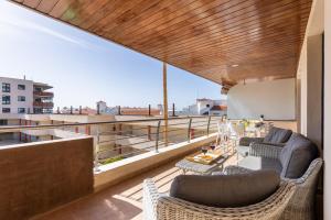 balkon z krzesłami i stołem na dachu w obiekcie Balcon los Gigantes Beautiful w mieście Puerto de Santiago +34 zdjęcia