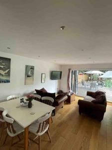 ein Wohnzimmer mit Tisch und Couch in der Unterkunft Hendrix’s cottage in Lincoln