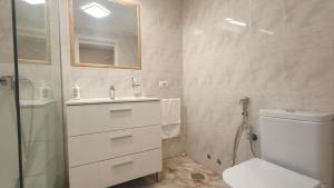 Et badeværelse på Alquilaencanarias Medano Pika Mediterraneo