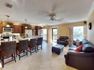 ein großes Wohnzimmer mit Couch und Küche in der Unterkunft Boca Shores 314 in St Pete Beach
