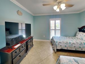 1 Schlafzimmer mit 2 Betten und einer Kommode mit einem Spiegel in der Unterkunft Boca Shores 314 in St Pete Beach