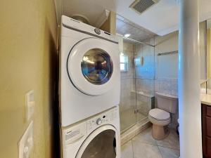 Waschmaschine und Trockner im Bad mit WC in der Unterkunft Boca Shores 314 in St Pete Beach