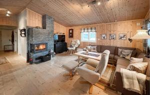 sala de estar con sofá y chimenea en 4 Bedroom Stunning Home In Svingvoll en Svingvoll