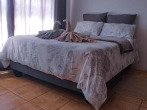Ein Bett oder Betten in einem Zimmer der Unterkunft Alldays Sunset Lodge