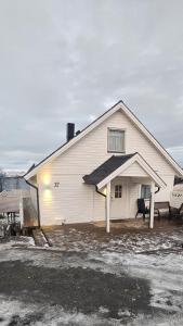 ein großes weißes Haus mit einem großen Gamer in der Unterkunft Lovely House in Tromso with amazing wiev in Tromsø