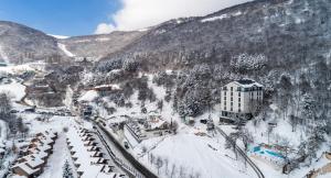 una ciudad en las montañas cubierta de nieve en Aurora Resort by Stellar Hotels, Tsaghkadzor, en Tsaghkadzor