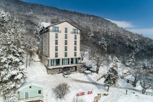 una vista aérea de un edificio en la nieve en Aurora Resort Tsaghkadzor, By One, en Tsaghkadzor