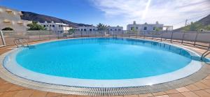 ein großer Pool mit blauem Wasser in der Unterkunft Ferienwohnung Aurora in Giniginámar