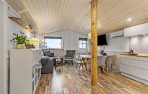 eine Küche und ein Wohnzimmer mit einem Tisch und Stühlen in der Unterkunft Gorgeous Home In Otterup With Wifi in Otterup