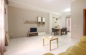 Ruang duduk di 3 Bedroom Stunning Home In Menfi