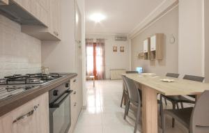 Dapur atau dapur kecil di 3 Bedroom Stunning Home In Menfi +10 gambar