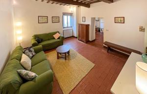 een woonkamer met een groene bank en een tafel bij Amazing Apartment In Paciano With Kitchen in Paciano