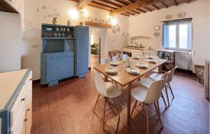een keuken en eetkamer met een houten tafel en stoelen bij Amazing Apartment In Paciano With Kitchen in Paciano