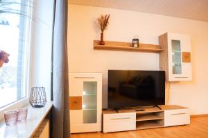 ein Wohnzimmer mit einem großen Flachbild-TV in der Unterkunft Appartement Sels in Winterberg