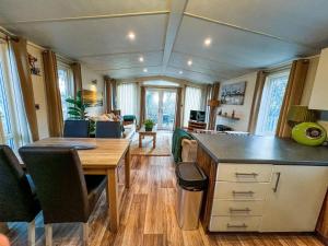 uma sala de estar com uma cozinha e uma sala de jantar em Pet Friendly, Luxury Caravan For Hire In Suffolk By The Beach Ref 32203og em Lowestoft