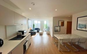 Nhà bếp/bếp nhỏ tại Bracknell Stylish Two Bedroom Apartment