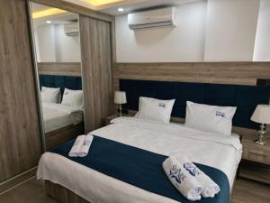 Кровать или кровати в номере Nurel Shark Residence