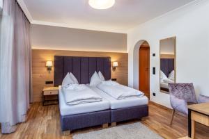 A bed or beds in a room at Hotel Sonnegg