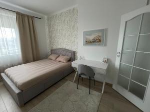 Una cama o camas en una habitación de Urban Retreat Cluj